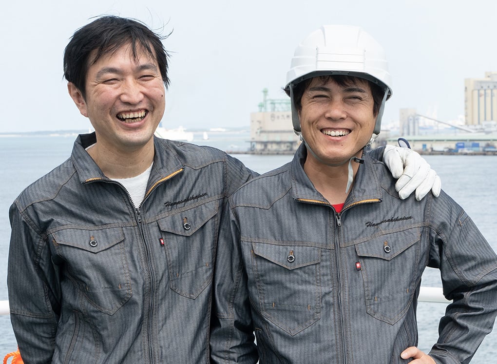 写真：久保田 智浩が他の船員と肩を組んでいる様子